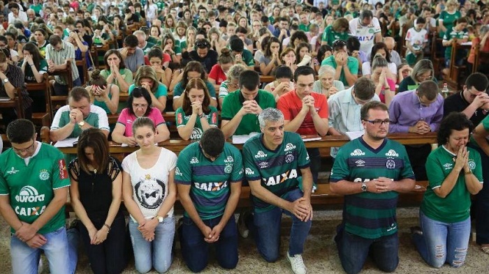 Thousands squeeze into church, stadium to mourn tragic crash 